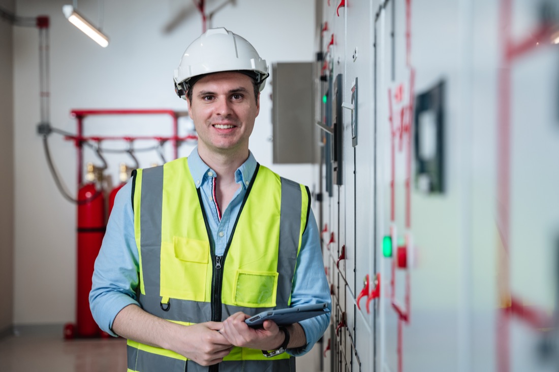 Ingenieur an einer Schaltanlage in der Produktion