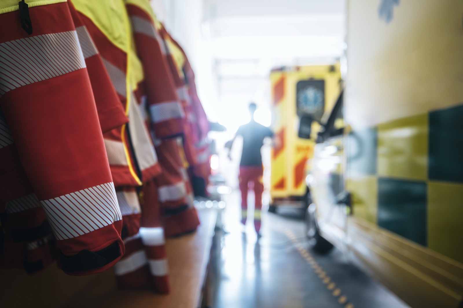 Rettungswache mit Einsatzjacken und Rettungswagen