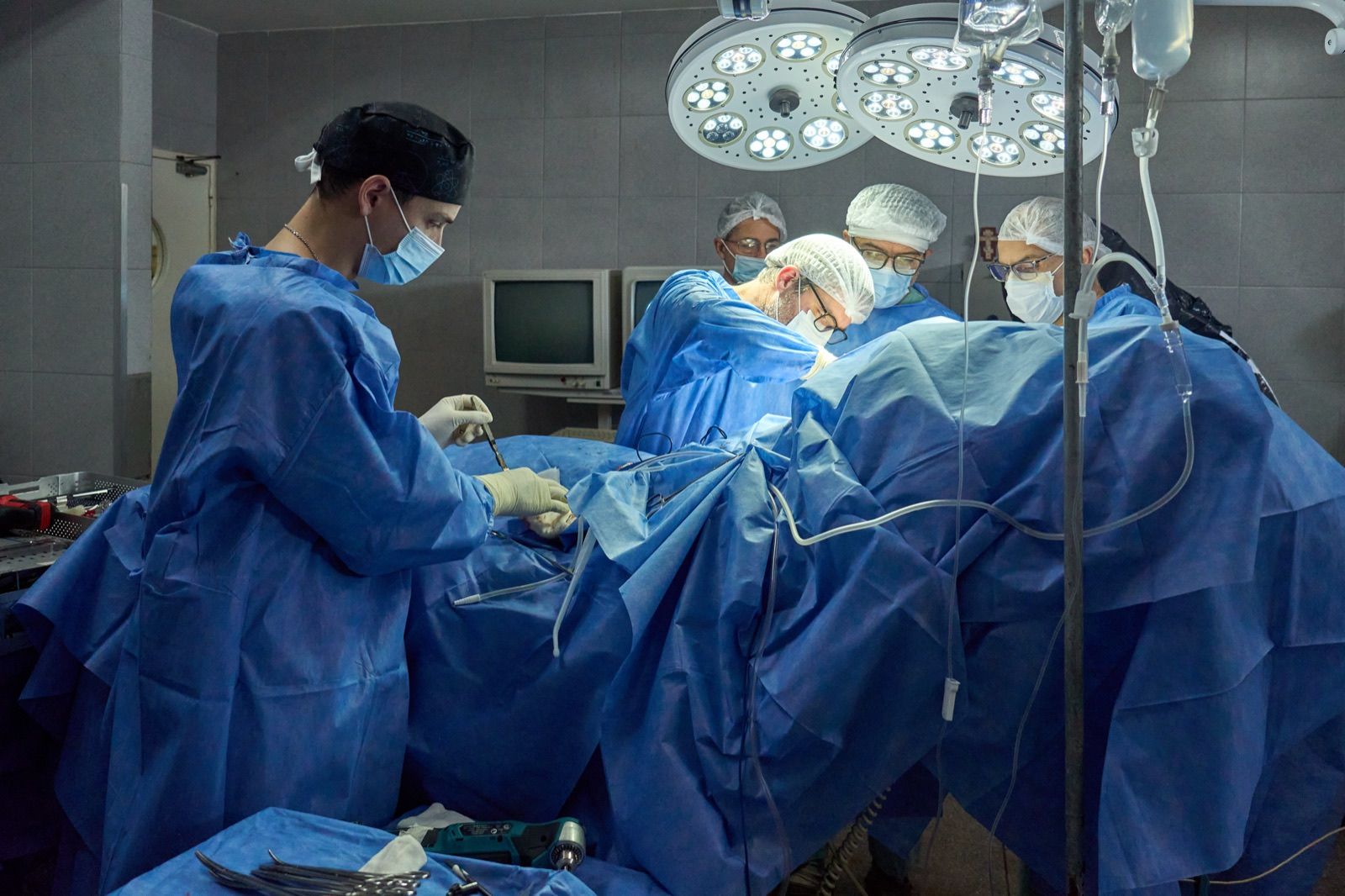OP-Team während einer Operation unter OP-Leuchten