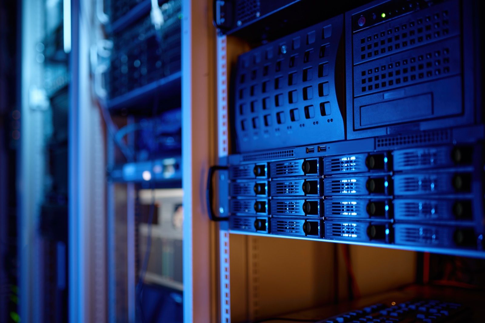 Beleuchtete Server in einem Rechenzentrum