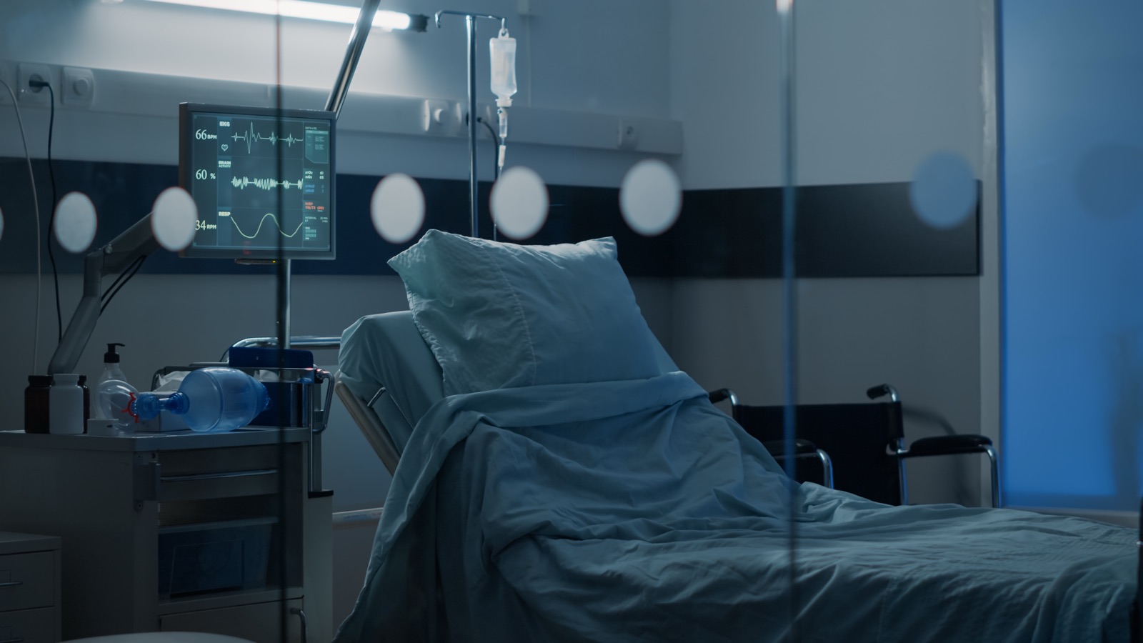 Intensivzimmer mit Patientenmonitor bei Nacht
